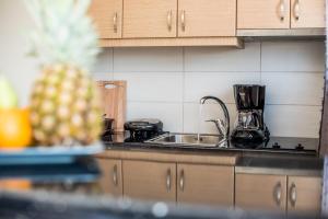 Kuchyňa alebo kuchynka v ubytovaní Golden Sun Villas