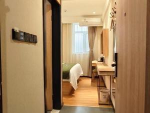 Postel nebo postele na pokoji v ubytování GreenTree Inn Express Beijing Fangshan District Doudian Road Jin Yuan