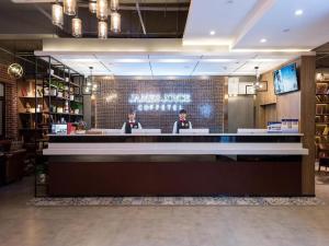 Ο χώρος του lounge ή του μπαρ στο James Joyce Coffetel Beijing Yizhuang Development Zone Chicheng Times Square