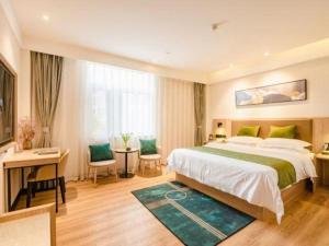 GuoyangにあるGreenTree Inn Express Bozhou Woyang County Huaizhong Avenue Zhonghai Internationalのベッドルーム1室(大型ベッド1台、デスク、デスク付) +152枚の写真
