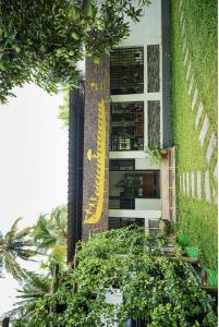 Taman di luar Abba's Heaven Heritage Home