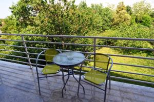 una mesa y 2 sillas sentadas en un balcón en IstraNova Apartments, en Rovinj