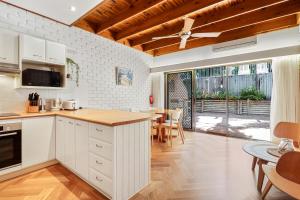 Η κουζίνα ή μικρή κουζίνα στο Central Noosa location, Noosa Heads