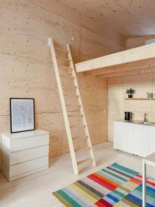 Postel nebo postele na pokoji v ubytování Minimalist Cabin With Forest Views In Arvika
