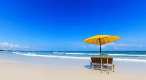 deux chaises et un parasol sur une plage dans l'établissement Villa Centro Hua Hin, à Hua Hin
