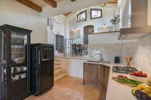 Η κουζίνα ή μικρή κουζίνα στο Restored Barn Tuscan Hills View