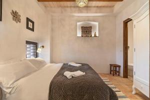 Ένα ή περισσότερα κρεβάτια σε δωμάτιο στο Restored Barn Tuscan Hills View