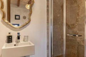 Ένα μπάνιο στο Restored Barn Tuscan Hills View +19 φωτογραφίες