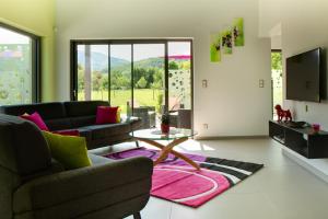 a living room with two couches and a table at Le Gallus in Boersch