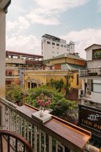 un balcon avec une table et une vue sur une ville dans l'établissement Serviced Apartments in Heart of Old quarter by SSens Homes, à Hanoï