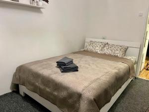 sypialnia z łóżkiem i dwoma ręcznikami na nim w obiekcie :: Apartment City Center :: w Warszawie