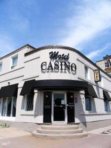 un edificio con un cartel de casino loco en él en Motel Casino en Gatineau