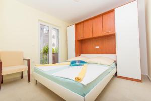 1 dormitorio con cama, escritorio y silla en Apartment Ljuba, en Trogir