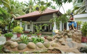 Taman di luar Abba's Heaven Heritage Home