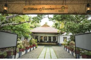 Taman di luar Abba's Heaven Heritage Home
