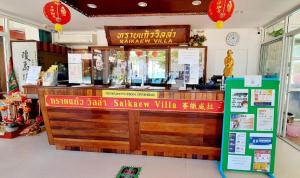 un restaurant avec un comptoir dans un magasin dans l'établissement Saikaew Villa, à Ko Samet