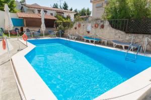 - une piscine avec toboggan dans une villa dans l'établissement Oscar, à Kallithéa Halkidikis