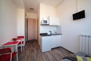リミニにあるFederico Fellini Apartmentの小さなアパートメントで、キッチン、テーブルが備わります。