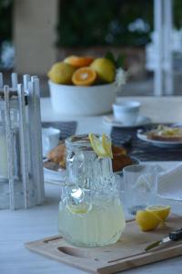 um frasco de limonada sentado numa mesa em Ermioni's Cottage by Konnect, Agios Markos em Ágios Márkos