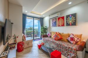 Χώρος καθιστικού στο C214 Condo Seaview Pools Gym Walk to Rawai Beach