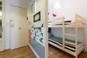 Uma ou mais camas em beliche num quarto em Po Colorful and bright apartment