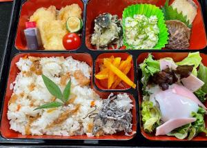 una scatola per il pranzo con riso, verdure e altri alimenti di Sanso Tanaka a Yufu