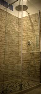 um chuveiro com uma porta de vidro na casa de banho em Il Nido di Rondine em Dolceacqua