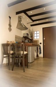 - une cuisine avec une table et des chaises en bois dans l'établissement Il Nido di Rondine, à Dolceacqua
