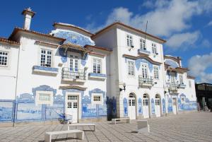 un edificio con azulejos azules y blancos. en Aveiro Ria View, en Aveiro