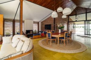 una sala de estar con un sofá y una mesa en Kibubu Forever Bali, en Bedugul