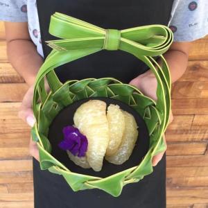 une personne tenant une assiette de nourriture avec un arc dans l'établissement Banmaihom Resort Amphawa, à Wat Phleng 45 autres photos