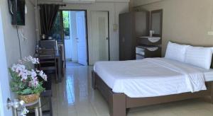 Postel nebo postele na pokoji v ubytování Capital O 75406 Hotel M Rojana + 37 fotografií