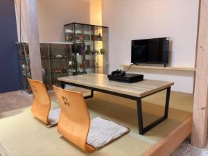 a living room with a table and two chairs at 東福寺2 都憶 in Kyoto