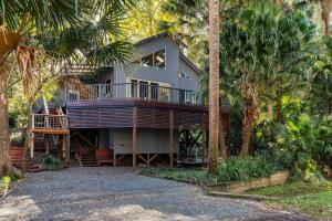 Smiths LakeにあるAraluenの木々の真ん中に大きなデッキがある家