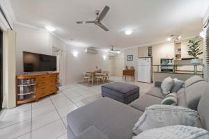 TV o dispositivi per l'intrattenimento presso Near Beach 2 BR unit The Strand
