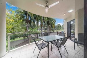 una sala da pranzo con tavolo e sedie su un balcone di Near Beach 2 BR unit The Strand a North Ward Altre 6 foto