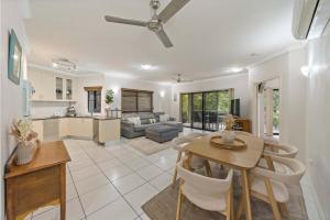 una cucina e un soggiorno con tavolo e sedie di Near Beach 2 BR unit The Strand a North Ward