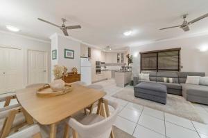 Cucina o angolo cottura di Near Beach 2 BR unit The Strand