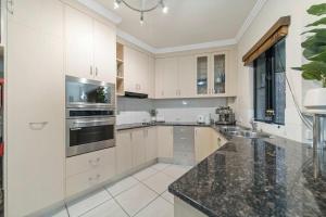 Cucina o angolo cottura di Near Beach 2 BR unit The Strand