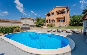 Bazén v ubytovaní Holiday Home Koromani V alebo v jeho blízkosti
