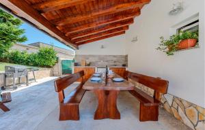 Patio alebo iná vonkajšia časť ubytovania Holiday Home Koromani V