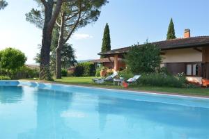 a large swimming pool in front of a house at Villa Ines with pool and Jacuzzi hot tube in Terranuova Bracciolini