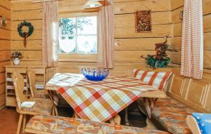a dining room with a table and chairs and a window at Stunning Home In Bayerisch Eisenstein in Bayerisch Eisenstein +3 photos