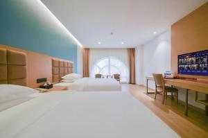 Habitación grande con 2 camas y escritorio. en GreenTree Inn Luoyang Train Station Zhuangyuanhong Road Hotel, en Luoyang 225 fotos más