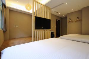 Un pat sau paturi într-o cameră la Bayman Hotel