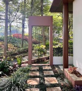 Сад в Cozy 4BR Garden Villa at Vimala Hills +30 фотографий
