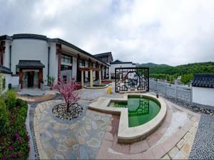 Bazén v ubytování Oriental Spring Resort Dalian nebo v jeho okolí