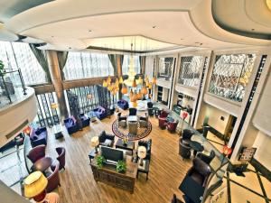 上海Argyle International Airport Hotel Shanghai的享有客厅的顶部景色,客厅配有沙发和椅子