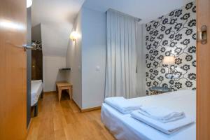 ein Hotelzimmer mit einem Bett mit Handtüchern darauf in der Unterkunft Bright and modern Duplex with terrace in Eixample district P2 in Barcelona