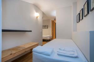 ein Schlafzimmer mit einem Bett und einem Holztisch in der Unterkunft Bright and modern Duplex with terrace in Eixample district P2 in Barcelona